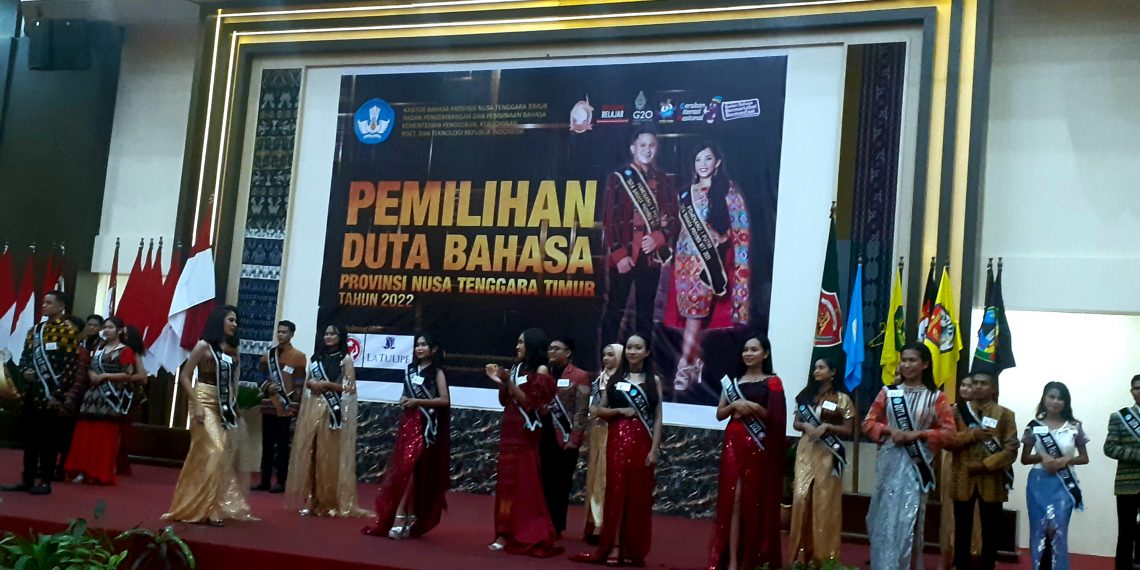 Penampilan para finalis Duta Bahasa NTT 2022 pada malam final (Joe-KatongNTT)