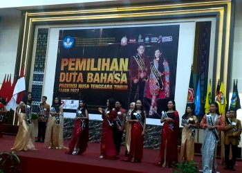 Penampilan para finalis Duta Bahasa NTT 2022 pada malam final (Joe-KatongNTT)