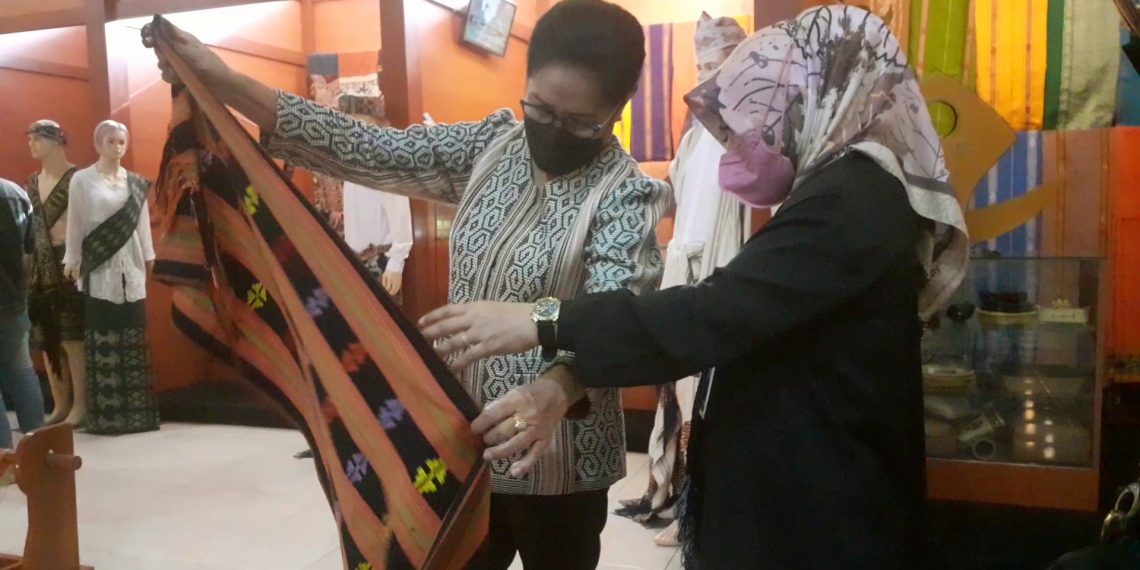 Wakil Ketua Dekranasda NTT, Maria Fransiska Djogo (kiri) menjelaskan salah satu motif tenun NTT kepada Direktur Perlindungan Kebudayaan, Kemendikbudristek, Irini Dewi Wanti dalam kunjungan muhibah budaya jalur rempah (Joe-KatongNTT)