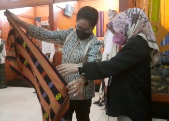 Wakil Ketua Dekranasda NTT, Maria Fransiska Djogo (kiri) menjelaskan salah satu motif tenun NTT kepada Direktur Perlindungan Kebudayaan, Kemendikbudristek, Irini Dewi Wanti dalam kunjungan muhibah budaya jalur rempah (Joe-KatongNTT)