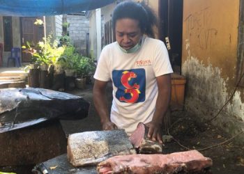Epa Lomi Ga, memotong ikan Marlin sebelum dicuci dan diasap untuk kemudian dijual sbg sei ikan (KatongNTT.com)