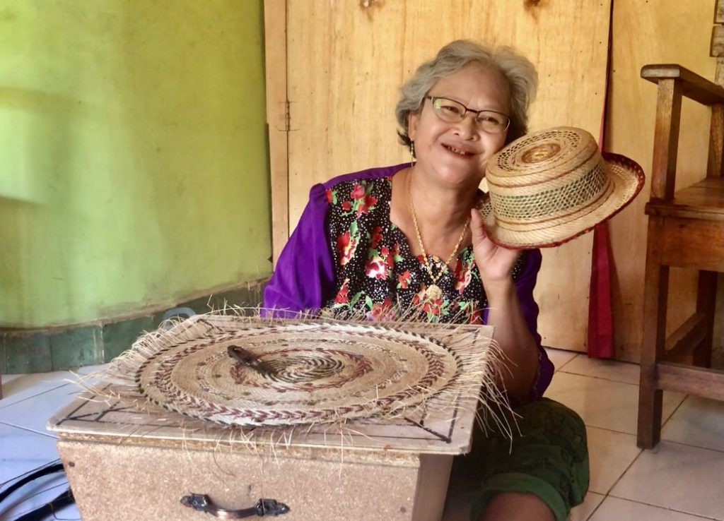 Jublina Juliana Kule memamerkan topi hasil karyanya dari serat pohon lontar (Ruth-KatongNTT)