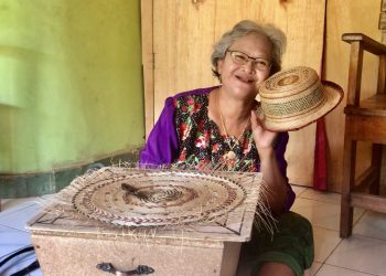 Jublina Juliana Kule memamerkan topi hasil karyanya dari serat pohon lontar (Ruth-KatongNTT)