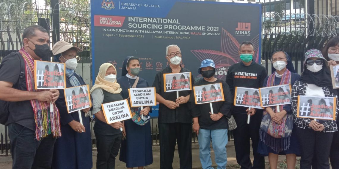 Koalisi Masyarakat Sipil untuk Keadilan Bagi Adelina menggelar aksi protes atas putusan bebas Mahakamah Perutusan Malaysia terhadap majikan Adelina Sau, Ambika M.A Shan pada Kamis lalu,24 Juni 2022. Aksi protes digelar Senin, 27 Juni 2022 di depan Kedutaan Besar Malaysia di Jakarta. (Dok Koalisi)