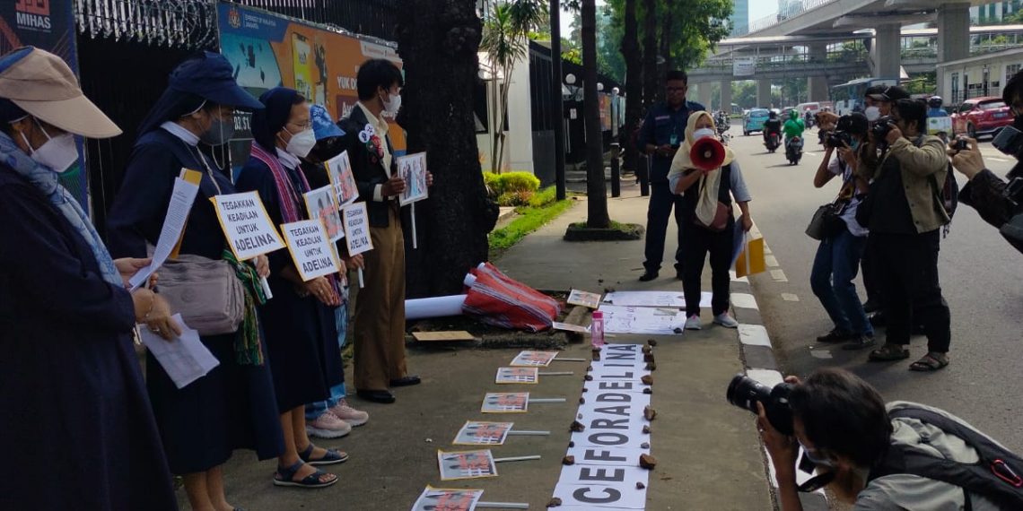 Spanduk-sapnduk protes atas putusan bebas majikan Adelina Sau, Ambika M.A Shan diletakkan di depan Kedutaan Besar Malaysia di Jakarta, Senin, 27 Juni 2022. (Dok.Koalisi)