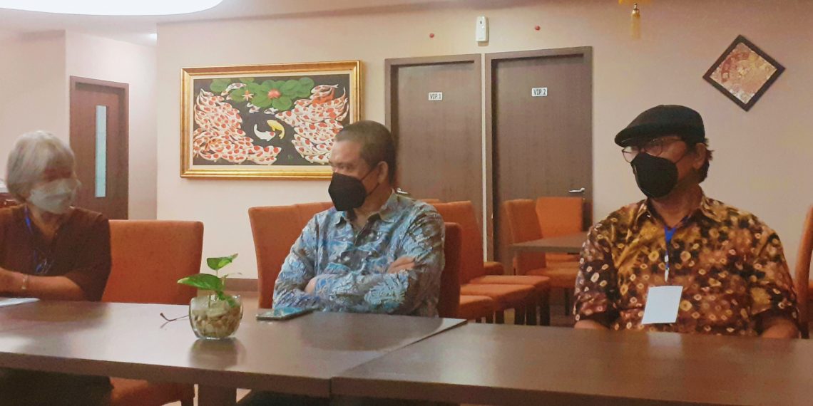 Anggota Pokja Komisi Pendidikan, Pelatihan dan Pengembangan Pers, Lahyanto Nadir (tengah) didampingi anggota Pokja pengaduan masyarakat Dewan Pers, Rustam Fachri (kanan) dan penguji dari LPDS, Maria Dian Andriani (Joe-KatongNTT)