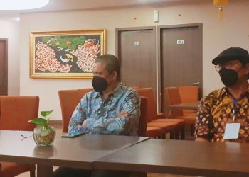 Anggota Pokja Komisi Pendidikan, Pelatihan dan Pengembangan Pers, Lahyanto Nadir (tengah) didampingi anggota Pokja pengaduan masyarakat Dewan Pers, Rustam Fachri (kanan) dan penguji dari LPDS, Maria Dian Andriani (Joe-KatongNTT)