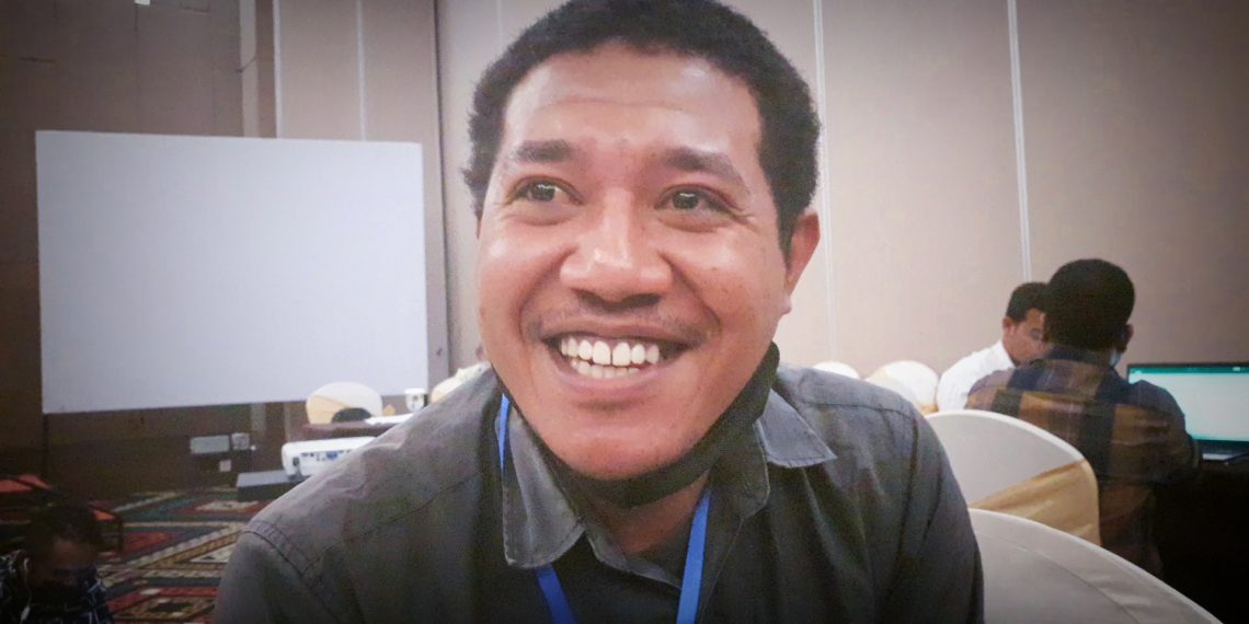 Emanuel Terong Krova, wartawan KoranNTT.com saat menceritakan karirnya di bidang jurnalistik (Joe-KatongNTT)