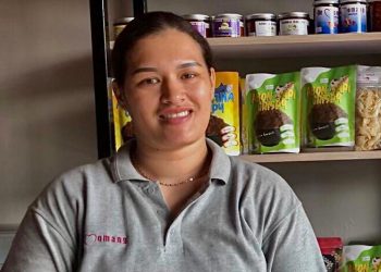 Melia Kurniawan, pelaku UMKM di Kota Kupang yang memproduksi abon sapi dan ikan (Ruth-KatongNTT)