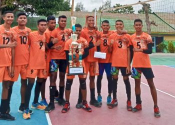 Tim voli putra SMA Efata Soe menerima piala juara turnamen bola voli Hardiknas tingkat Kabupaten TTS (ist.)