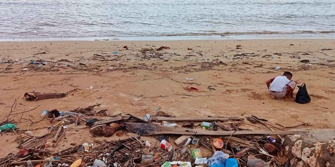 Sampah sisa aktivitas manusia menumpuk di pantai Oesapa (Joe-KatongNTT)