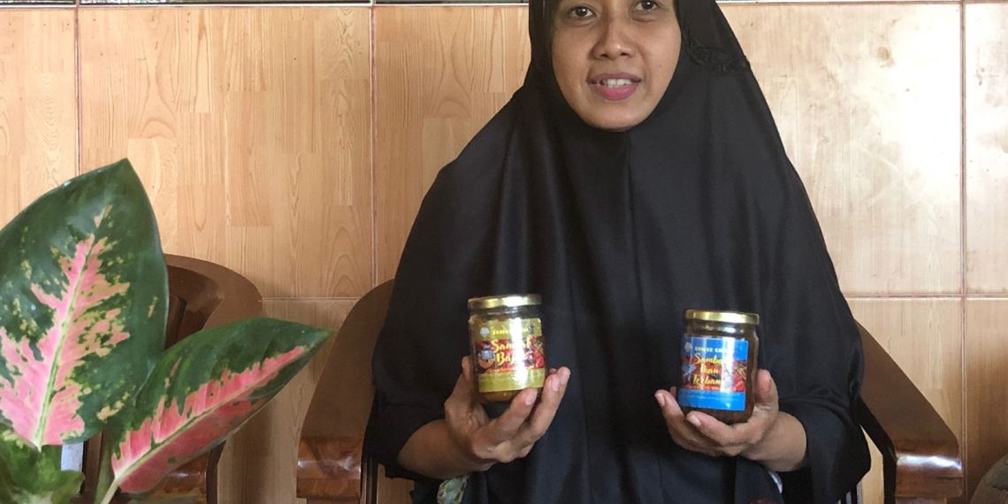 Ichas Djawas dengan produk sambal hasil buatannya yang diminati pembeli di dalam dan luar NTT bahkan hingga ke Timor Leste (Ruth-KatongNTT.com)