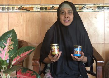 Ichas Djawas dengan produk sambal hasil buatannya yang diminati pembeli di dalam dan luar NTT bahkan hingga ke Timor Leste (Ruth-KatongNTT.com)