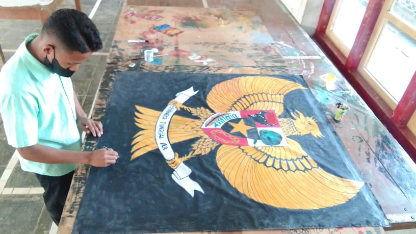 Andreas Nahak Bria, siswa Seminari Menengah Lalian, Atambua, Kabupaten Belu, Provinsi NTT sedang melukis Garuda Pancasila di sela libur nasional memperingati Hari Kelahiran Pancasial Rabu, 1 Juni 2022. (Dok Seminari Lalian)