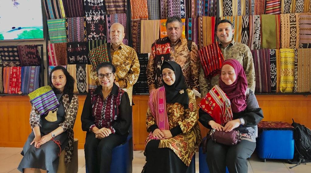 Rombongan Dubes RI untuk Rumania M Amhar Azeth (berdiri paling kiri) dan Wakil Ketua Dekranasda NTT Maria Fransiska Nai Soi (Duduk, kedua dari kiri) usai meninjau berbagai produk khas NTT di gedung Dekranasda NTT, Rabu, 6 Juni 2022. (KatongNTT.com)