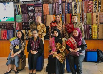 Rombongan Dubes RI untuk Rumania M Amhar Azeth (berdiri paling kiri) dan Wakil Ketua Dekranasda NTT Maria Fransiska Nai Soi (Duduk, kedua dari kiri) usai meninjau berbagai produk khas NTT di gedung Dekranasda NTT, Rabu, 6 Juni 2022. (KatongNTT.com)