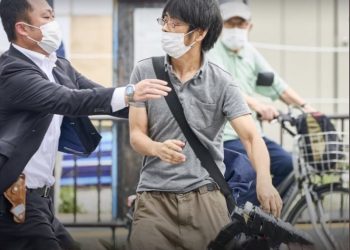 Tetsuya Yamagamai saat ditangkap aparat keamanan setelah menembak mantan Perdana Menteri Jepang Shinzo Abe pada Jumat siang, 8 Juli 2022. (IBTimes.sg)