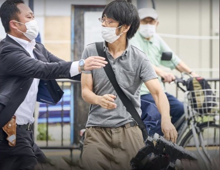 Tetsuya Yamagamai saat ditangkap aparat keamanan setelah menembak mantan Perdana Menteri Jepang Shinzo Abe pada Jumat siang, 8 Juli 2022. (IBTimes.sg)