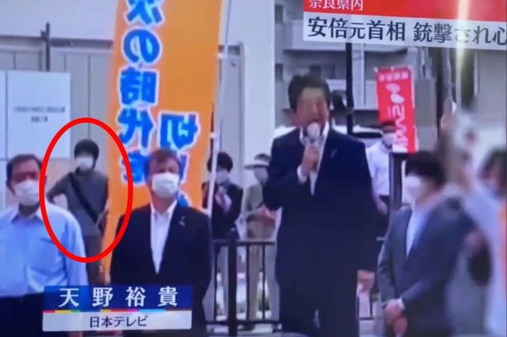 Tetsuya Yamagami tampak di belakang Shinzo Abe sebelum menembaknya. (IBTimes.sg)