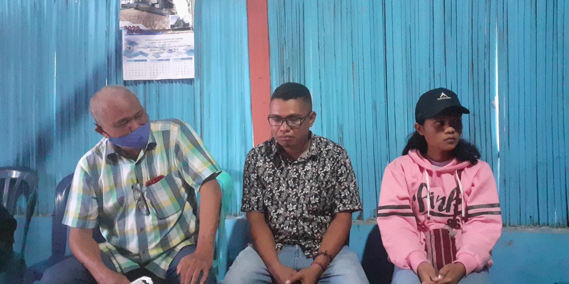 Abdul Aziz Ismail, consultan LSM Tanaganita Malaysia (kiri) bersama Kristo Kolimo (tengah) di rumah orang tua Adelina Sau (Joe-KatongNTT)