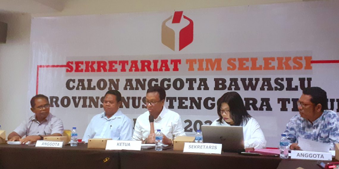 Dari kiri ke kanan : Tim Seleksi Anggota Bawaslu NTT, Simon Sabon Ola (anggota), Ahmad Atang (anggota) Rudi Rohi (Ketua), Ernesta Ubo Wohon (Sekretaris, Esthon Niron (anggota) saat jumpa pers menyampaikan hasil seleksi administrasi (Joe-KatongNTT)