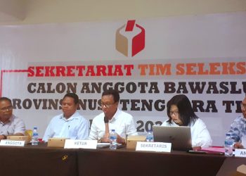 Dari kiri ke kanan : Tim Seleksi Anggota Bawaslu NTT, Simon Sabon Ola (anggota), Ahmad Atang (anggota) Rudi Rohi (Ketua), Ernesta Ubo Wohon (Sekretaris, Esthon Niron (anggota) saat jumpa pers menyampaikan hasil seleksi administrasi (Joe-KatongNTT)