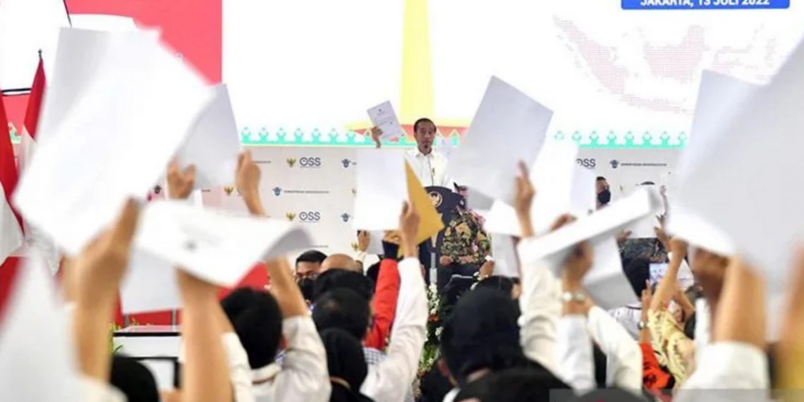 Presiden Joko Widodo pada acara Pemberian Nomor Induk Berusaha (NIB) Pelaku Usaha Mikro Kecil (UMK) Perseorangan Tahun 2022 di Gedung Olahraga Nanggala Kopassus, Jakarta, Rabu (13/7/2022). ANTARA/HO-Biro Pers Setpres/Rusman/am.