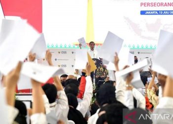 Presiden Joko Widodo pada acara Pemberian Nomor Induk Berusaha (NIB) Pelaku Usaha Mikro Kecil (UMK) Perseorangan Tahun 2022 di Gedung Olahraga Nanggala Kopassus, Jakarta, Rabu (13/7/2022). ANTARA/HO-Biro Pers Setpres/Rusman/am.