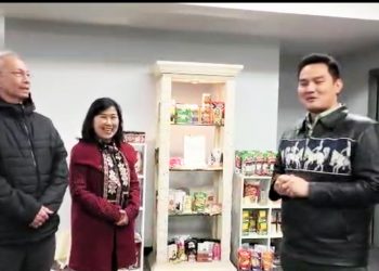 Ketua Umum Kadin NTT Bobby Lianto bersama Suliyanti Sunarno pemilik Eastern Cross Trading Co dan Harry Lee, diaspora Indonesia pada Jumat, 29 Juli 2022. Bobby berkunjung ke kantor Suliyanti dan tampak beberapa produk UMKM NTT dipajang di kantor yang berlokasi di kota Sydney. (Dok Bobby Lianto)