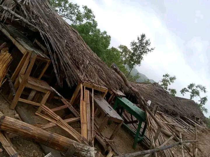 Gedung darurat SMPN Taekiu di TTS ambruk (Facebook Revi Lenama)