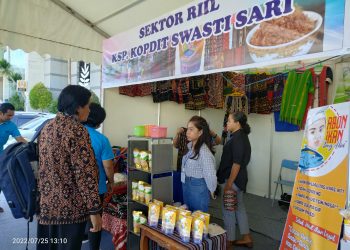 Suasana stand koperasi kredit Swasti Sari, anggota Puskopdit Bekatigade Timor di pameran UKM yang digelar Inkopdit di hotel Kristal, Kota Kupang, Senin, 25 Juli 2022. (Rita Hasugian-KatongNTT.com)