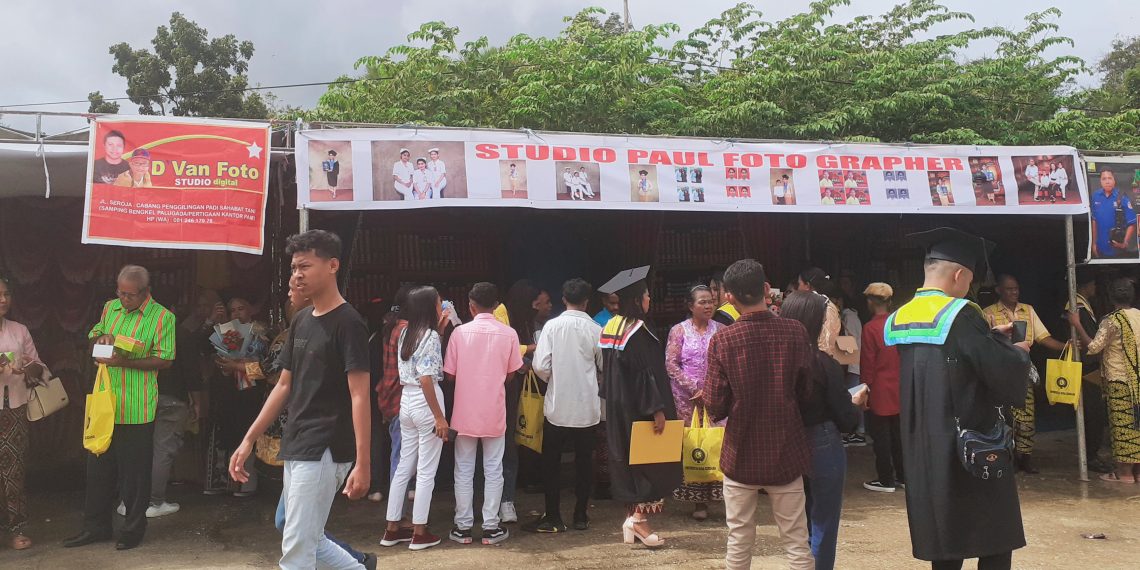 Wisudawan bersama keluarga mengerubungi tempat foto saat wisuda offline pertama Undana Kupang pasca pandemi di Kota Kupang (Joe-KatongNTT)