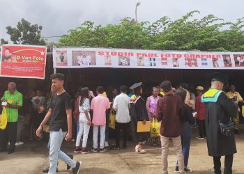 Wisudawan bersama keluarga mengerubungi tempat foto saat wisuda offline pertama Undana Kupang pasca pandemi di Kota Kupang (Joe-KatongNTT)