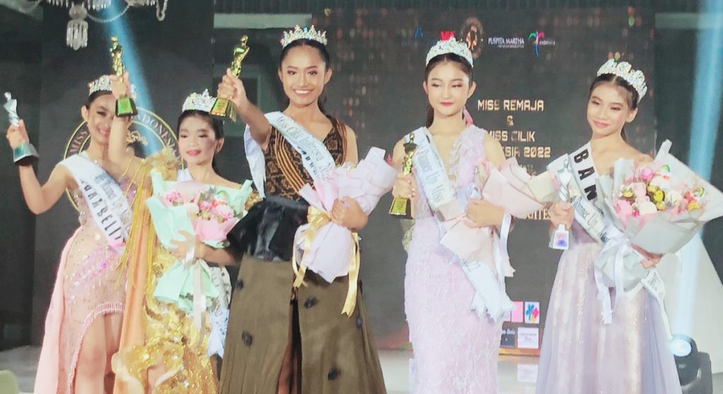 Stivanny Woda Leppa (tengah) saat menerima penghargaan sebagai winner Miss Cilik Indonesia 2022. Selain Stivanny, Indri Elena Suni juga mendapat 3rd Runner Up Miss Remaja Indonesia 2022 (ist.)