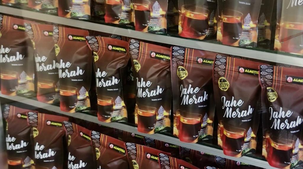Minuman herbal jahe merah merk Almetira produksi sepasang suami istri di Kupang, NTT yang dijual di lebih dari 20 toko . apotik dan di Dekranasda NTT. (KatongNTT.com)
