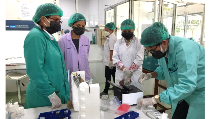 Peserta pelatihan Biomolekuler dan Bioinformatika seri 1 tentang Gene-cloning sedang melakukan praktek. Pelatihan ini merupakan upaya Lab Biokesmas Provinsi NTT mendorong kemandirian riset di NTT (doc. Lab Biokesmas NTT)