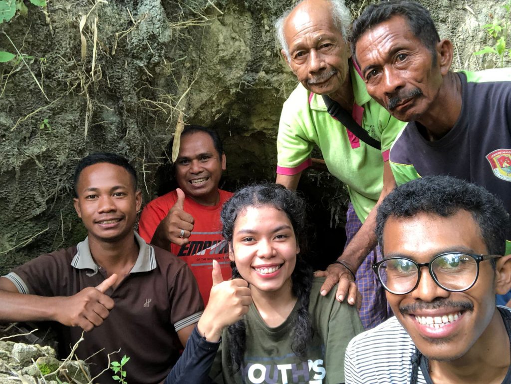 Tim redaksi KatongNTT.com bersama Pendeta Oetniel Dhany Liu (kaus merah), dan warga saat menelusuri gua-gua di Kampung Bonen, Desa Baumata, Kabupaten Kupang, NTT, 24 Juni 2022. (Dok, KatongNTT.com)