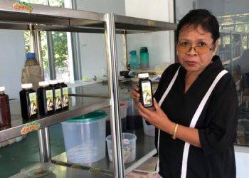 Wakil Ketua Yayasan Alfa Omega, Tien Riwu menjelaskan produk olahan YAO, Juli 2022. (KatongNTT.com)