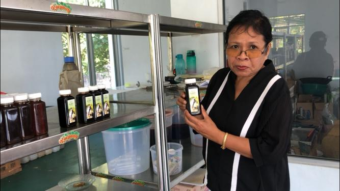 Wakil Ketua Yayasan Alfa Omega, Tien Riwu menjelaskan produk olahan YAO, Juli 2022. (KatongNTT.com)