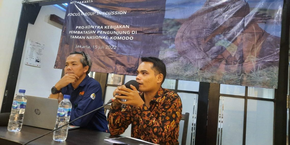 Koordinator Pelaksana FGD tentang kebijakan pembatasan jumlah pengunjung ke Taman Nasional Komodo , Aldo Bole (pegang mikrofon) menjelaskan tentang alasan permintaan penundaan kebijakan pembatasan pengunjung. FGD yang diadakan Forum Mahassiwa Pascasarjana NTT-Jakarta diadakan di Jakarta, Jumat, 15 Juli 2022. (Yogen Sogen-KatongNTT.com)