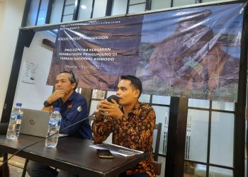 Koordinator Pelaksana FGD tentang kebijakan pembatasan jumlah pengunjung ke Taman Nasional Komodo , Aldo Bole (pegang mikrofon) menjelaskan tentang alasan permintaan penundaan kebijakan pembatasan pengunjung. FGD yang diadakan Forum Mahassiwa Pascasarjana NTT-Jakarta diadakan di Jakarta, Jumat, 15 Juli 2022. (Yogen Sogen-KatongNTT.com)