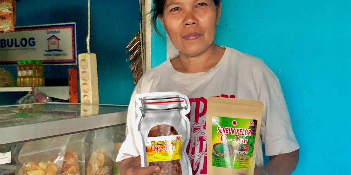 Weli Manafe, 52 tahun bersama beberapa produk olahannya yang tersedia di tempat produksinya di Lasiana, Kupang, Provinsi NTT. (KatongNTT.com)