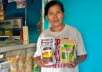Weli Manafe, 52 tahun bersama beberapa produk olahannya yang tersedia di tempat produksinya di Lasiana, Kupang, Provinsi NTT. (KatongNTT.com)