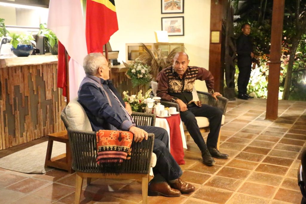 Gubernur NTT Viktor Bungtilo Laiskodat bertemu Presiden Timor Leste Jose Ramos Horta membahas free trade zone di wilayah perbatasan. Pertemuan diadakan di pelataran Komodo Labuah Bajo, Manggarai Barat, Jumat, 22 Juli 2022 (Dok.Humas Pemprov NTT)