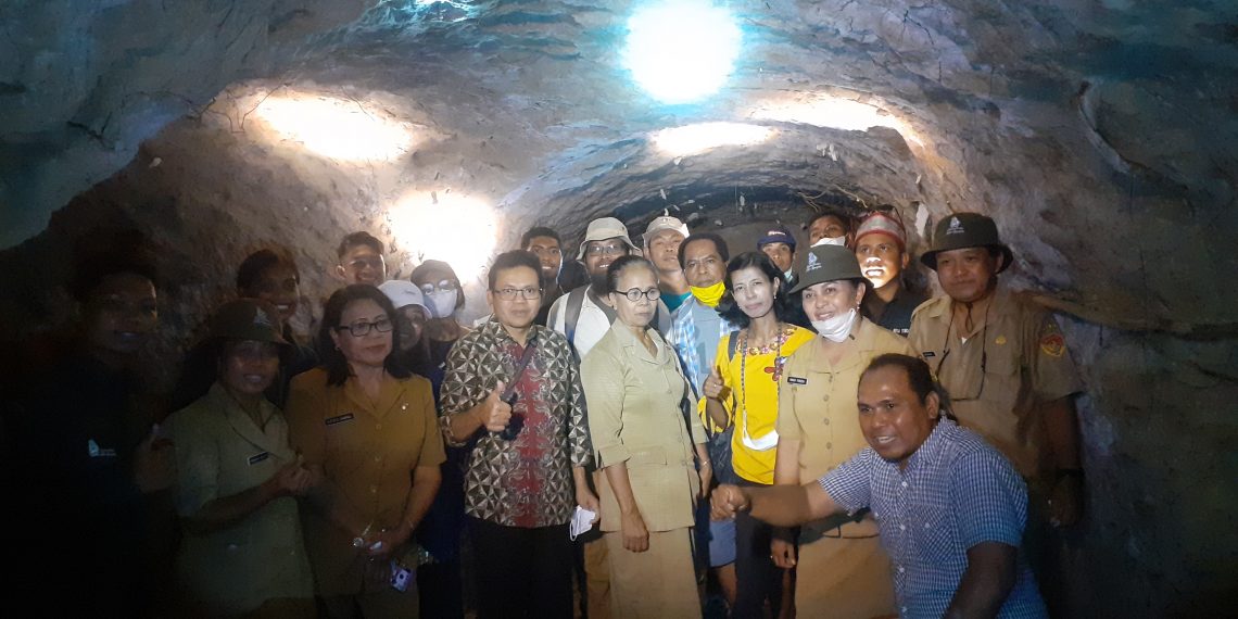 Rombongan DPRD Kabupaten Kupang, Provinsi NTT, Dinas Pariwisata NTT, Pendeta Oetniel Dhany Liu, Pendeta Deazy Tatengkeng, dan warga Kampung Bonen menyusuri beberapa gua dan Bukit Fatusuba, Kamis, 4 Agustus 2022. (Ruth-KatongNTT.com)
