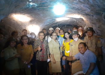 Rombongan DPRD Kabupaten Kupang, Provinsi NTT, Dinas Pariwisata NTT, Pendeta Oetniel Dhany Liu, Pendeta Deazy Tatengkeng, dan warga Kampung Bonen menyusuri beberapa gua dan Bukit Fatusuba, Kamis, 4 Agustus 2022. (Ruth-KatongNTT.com)