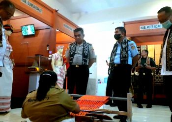 Rombongan Lemhanas RI menyaksikan proses pembuatan kain tenun NTT di Dekranasda NTT (Joe-KatongNTT)