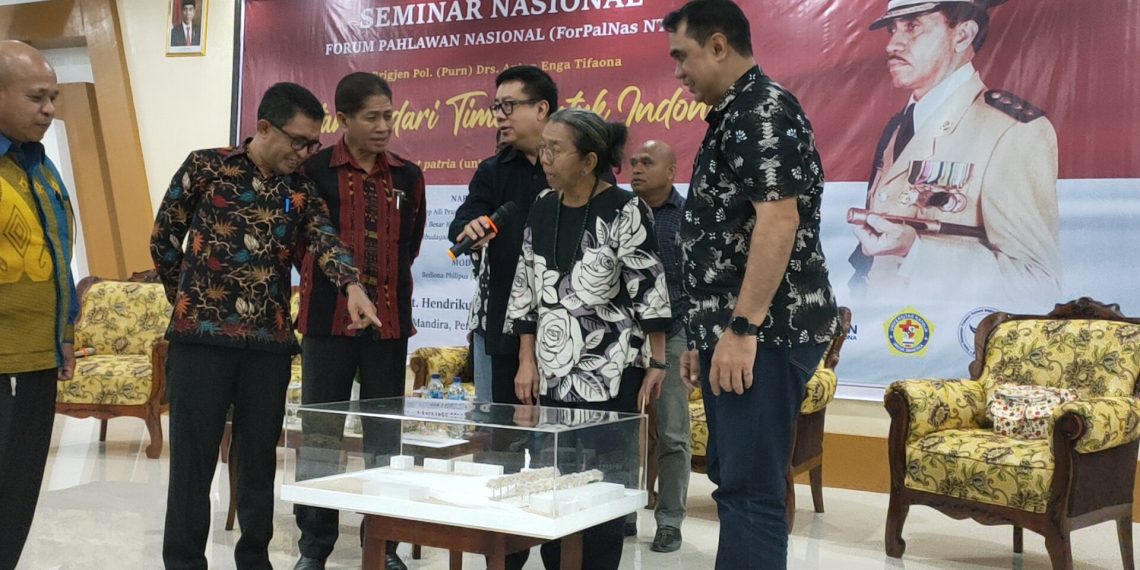 Seniman patung Dolorosa Sinaga menjelaskan tentang maket patung Birgjen Polisi Purnawirawan Antonius Stefanus Enga Tifaona sebelum diserahkan pihak keluarga ke Bupati. Antonius diusulkan sebagai pahlawan nasional . (Rita-KatongNTT.com)