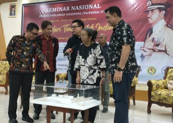 Seniman patung Dolorosa Sinaga menjelaskan tentang maket patung Birgjen Polisi Purnawirawan Antonius Stefanus Enga Tifaona sebelum diserahkan pihak keluarga ke Bupati. Antonius diusulkan sebagai pahlawan nasional . (Rita-KatongNTT.com)