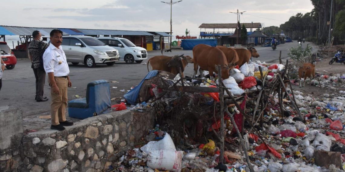 Penjabat Wali Kota Kupang, George Hadjoh saat memantau sampah di pasar Oesapa (PKP Kota Kupang)